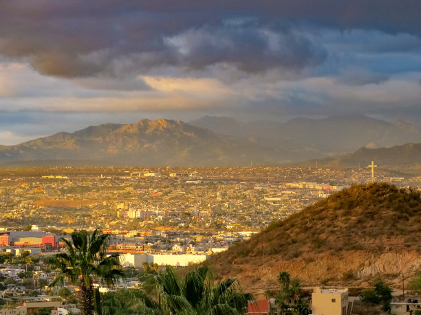 雨云来到沙漠小镇图片下载