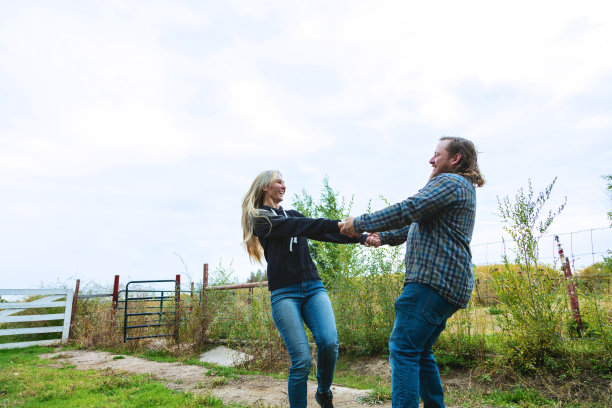 夫妇户外在美国西部农村农民广告农场农业牲畜和人照片系列图片下载