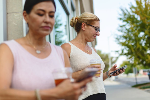 白人和西班牙裔成熟成年女性工人在夏季工作休息在美国西部小镇闹市区照片系列图片下载