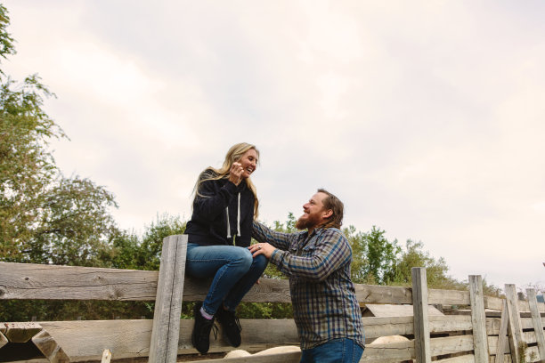 夫妇户外在美国西部农村农民广告农场农业牲畜和人照片系列图片下载