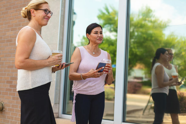 白人和西班牙裔成熟成年女性工人在夏季工作休息在美国西部小镇闹市区照片系列图片下载
