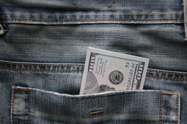 在牛仔裤后口袋里的美钞。图片下载