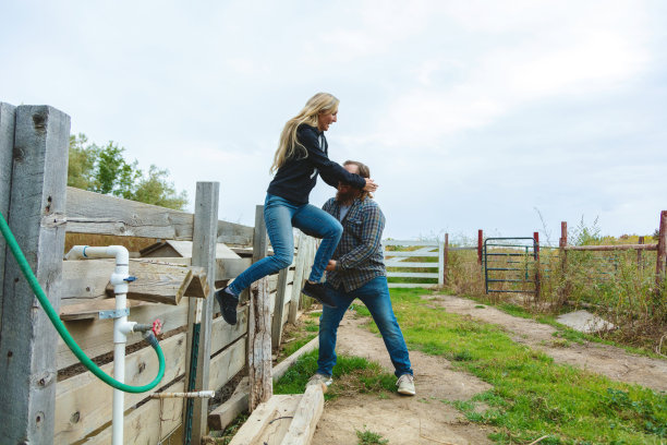 夫妇户外在美国西部农村农民广告农场农业牲畜和人照片系列图片下载