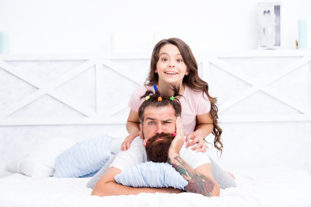 我的家人。爱和信任。有着滑稽发型的女儿和父亲。理发师和理发店。家庭日快乐。小女孩拥抱她的爸爸。大胡子父亲和孩子玩得很开心。儿童一天图片下载