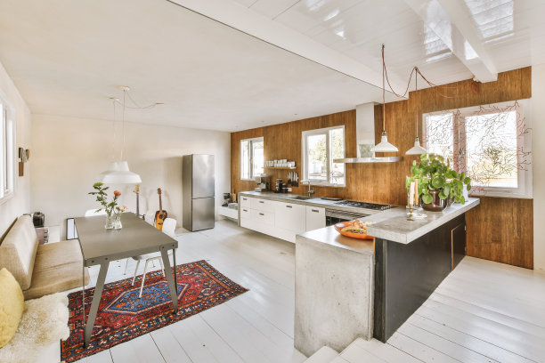 有一个大岛台和一张餐桌的厨房图片下载