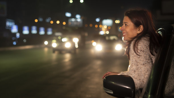 晚上快乐的年轻印度女人图片下载