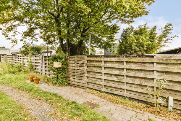 有砖路的木栅栏的一侧图片下载