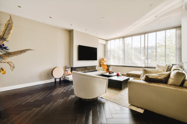 一间有沙发和咖啡桌的客厅图片下载