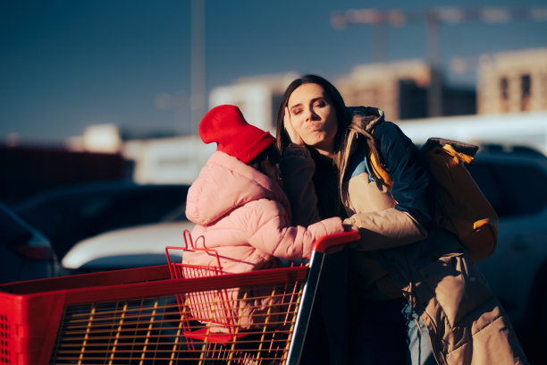 疲惫的母亲中午没有精力去购物图片下载