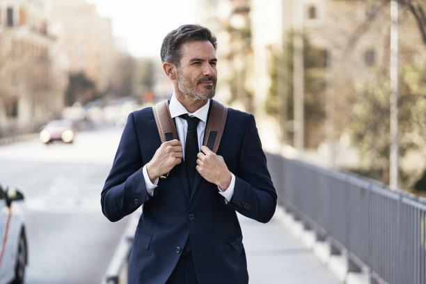 走在城市中的商人图片下载