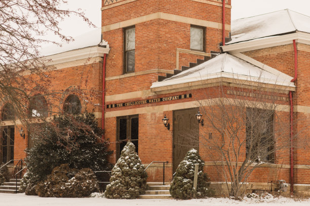 2022年12月寒冷的雪天，俄亥俄州奇利科特的历史悠久的奇利科水公司砖房图片下载