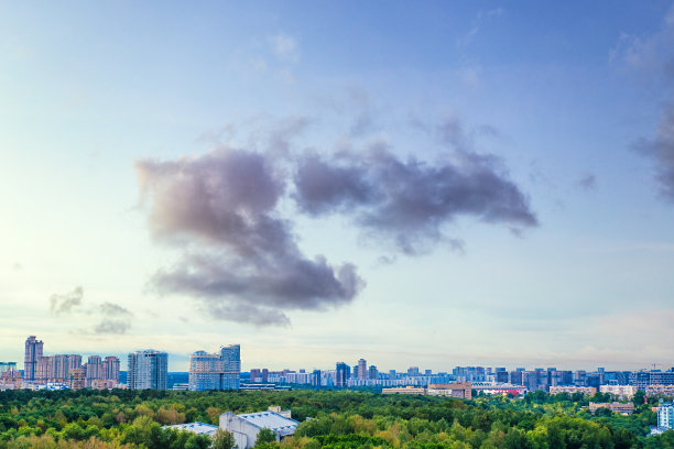 莫斯科的天际线和秋天的公园。图片下载