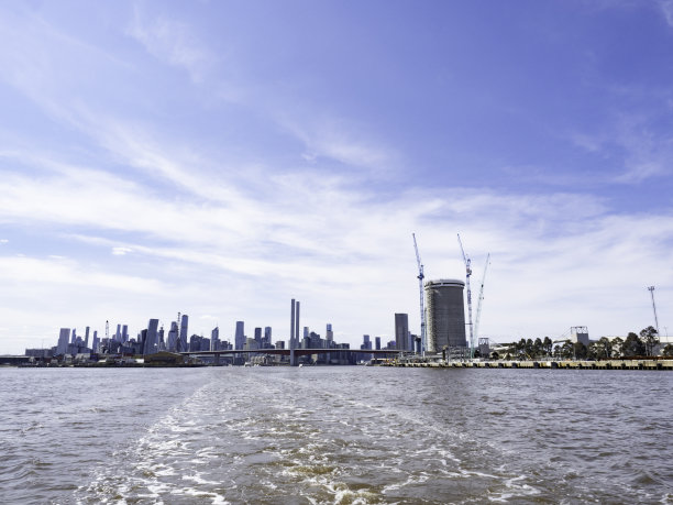 船尾迹在河流和城市天际线图片下载