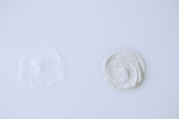 白色的化妆霜涂抹在白色的背景上图片下载