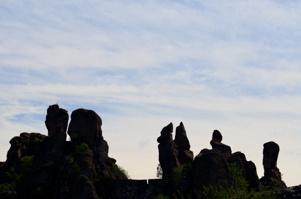形状的岩石和绿色的森林图片下载