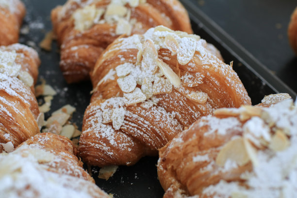 杏仁羊角面包烘焙自制。传统的法式早餐托盘配有金色酥脆的牛角包。图片下载