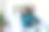 年轻的亚洲女性坐在笔记本电脑前的家庭办公桌前，用痛苦的表情触摸疼痛的背部，在笔记本电脑上工作后遭受背痛的痛苦图片下载