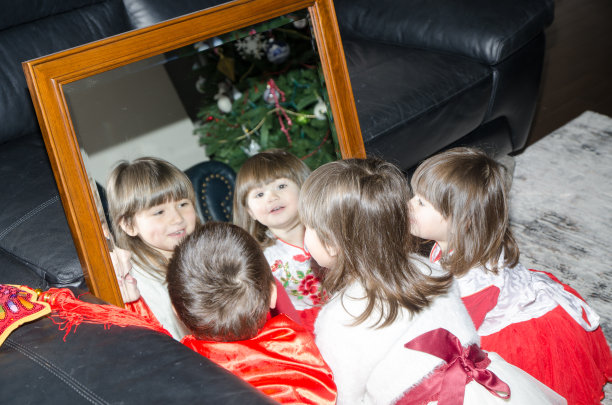 孩子们为了过年而盛装打扮图片下载