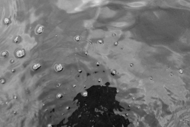 纹理的水面运动的波浪与气泡和痕迹在黑白照片。风格的古董。抽象图片下载