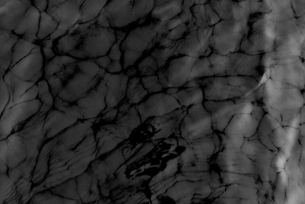 黑白照片的纹理的水面运动的波浪与反射在黑暗中的风。图片下载