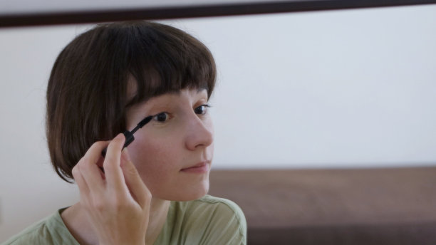 年轻女子正在化妆图片下载