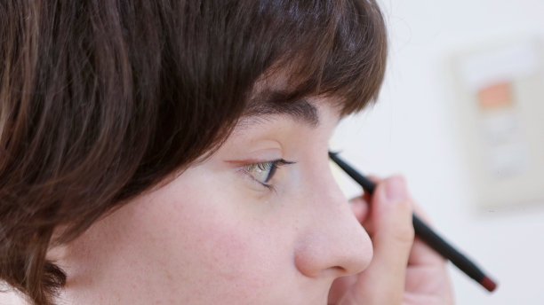 年轻女子正在化妆图片下载