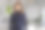 美丽的黑发女商人戴眼镜和高领毛衣站在办公室图片下载