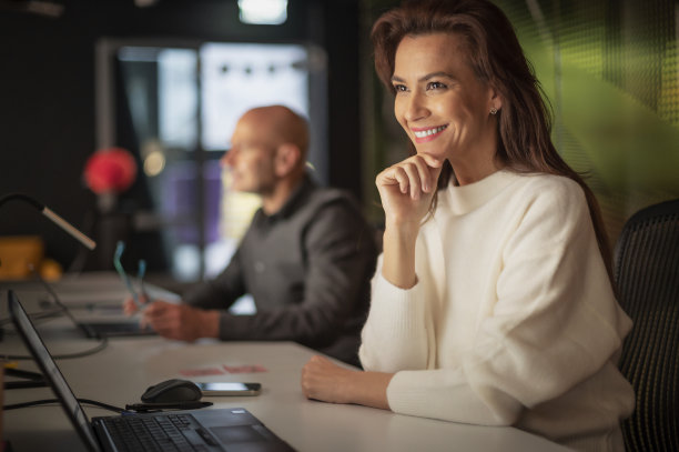 一群商务人士在办公室一起工作到深夜图片下载