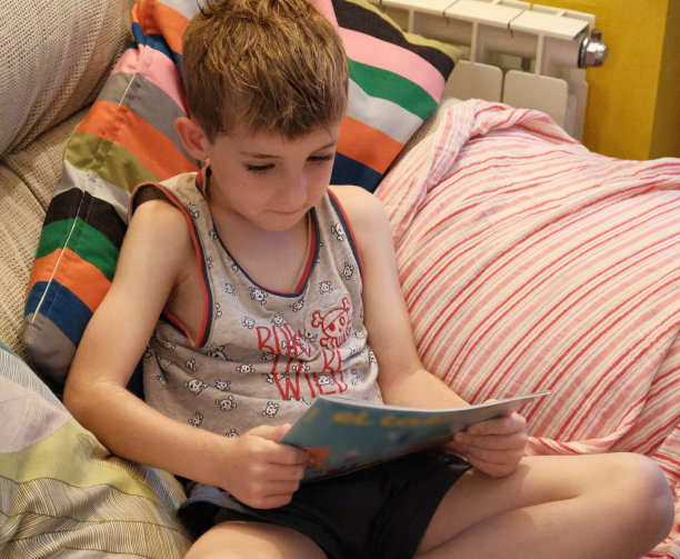 孩子在沙发上看书图片下载