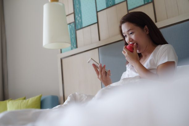 在床上工作。图片下载