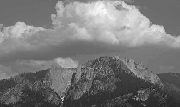 大而蓬松的云在塞拉山脉上空图片下载