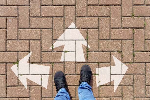 在路上的脚和箭头的自拍图片下载