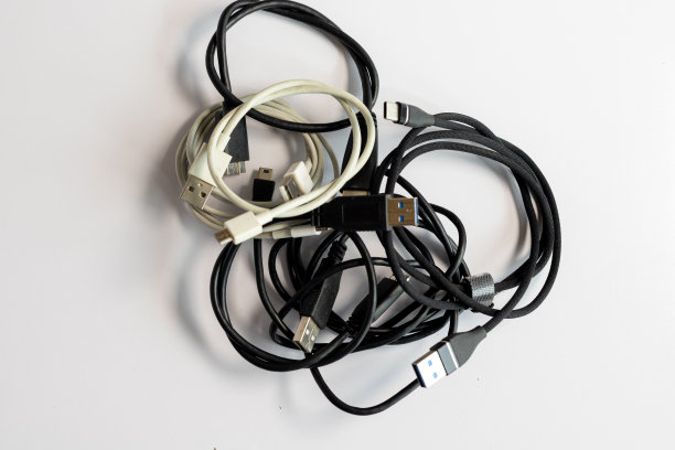 电气设备的充电电缆和电线乱成一团图片下载