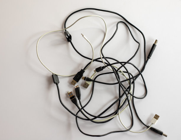 使用的充电电缆纠缠在白色隔离背景图片下载