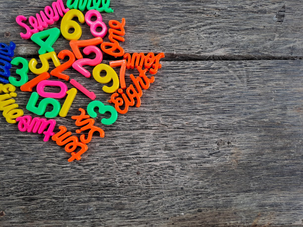 彩色数字塑料玩具在木桌上。儿童学习数字的概念与儿童教育图片下载