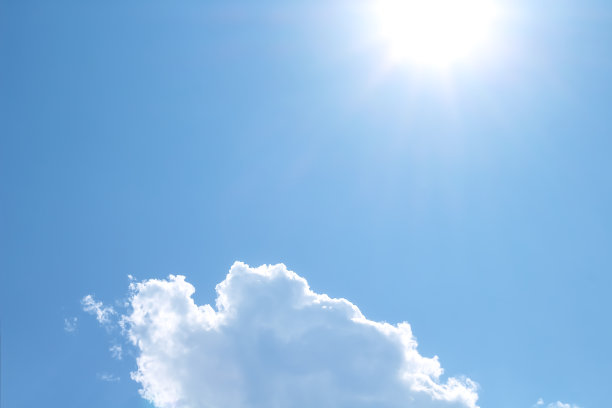 云图像和太阳在明亮的蓝色天空背景和空间图片下载