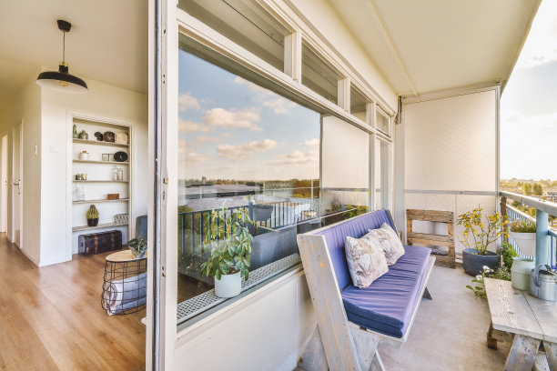 一个有紫色沙发和大窗户的阳台图片下载