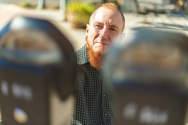 成年男子在轮椅上使用停车计时器在小镇西部美国城市街道在秋季照片系列图片下载