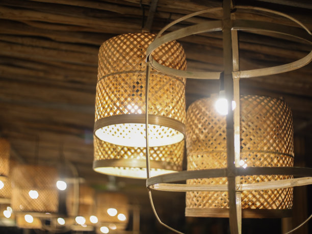 有选择性地关注悬挂的灯笼，通常用于装饰咖啡馆和餐馆，由于是晚上，暴露在阳光下图片下载