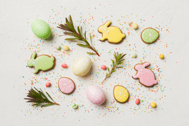 彩色背景的复活节彩蛋和饼干。色彩柔和的彩蛋。假日概念与复制空间图片下载