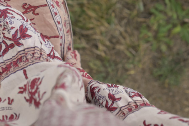 特写镜头的裙子与模式移动的风图片下载