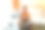 母亲和女儿在冬天一起在家做瑜伽练习-专注于女孩的脸图片下载