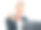 高级管理人员和女性在笔记本电脑上与客户进行视频通话，以获得友好的法律建议和谈话。成熟的律师女士带着愉快的微笑在线专业交流握着眼镜。图片下载