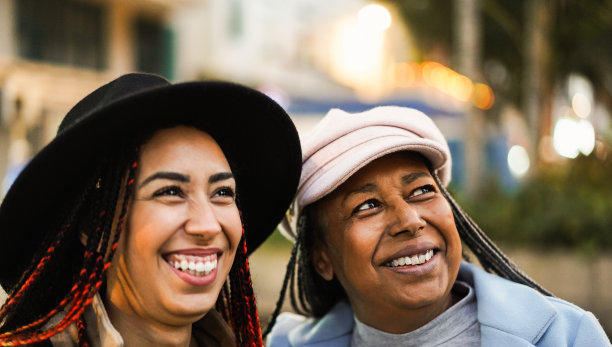 非洲母亲和女儿一起在冬季户外玩耍-主要关注老年妇女的嘴图片下载