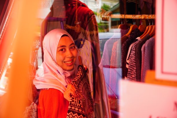 年轻的亚洲穆斯林妇女在时尚商店购物的肖像图片下载