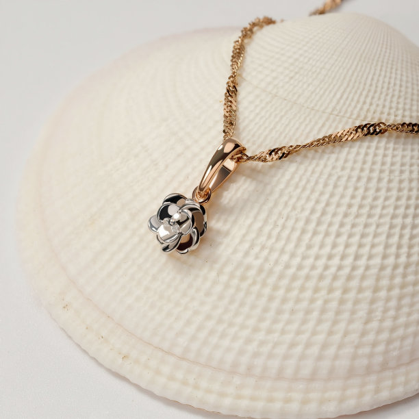 优雅的珠宝套装。镶有宝石的首饰。珠宝配件拼贴。产品静物概念。戒指、项链和耳环。图片下载