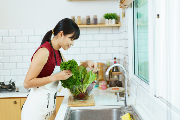 厨房里的女性画像图片下载