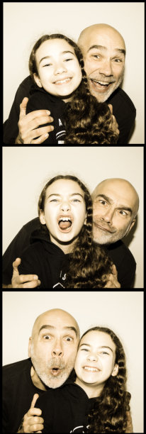 三张爸爸和女儿在照相亭的照片图片下载