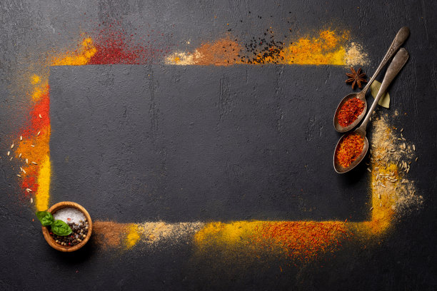 石桌上摆放着各种香料图片下载