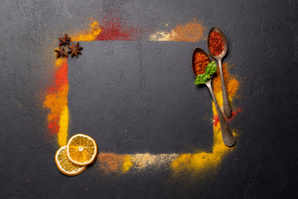 石桌上摆放着各种香料图片下载